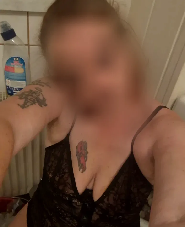 Julie, 36