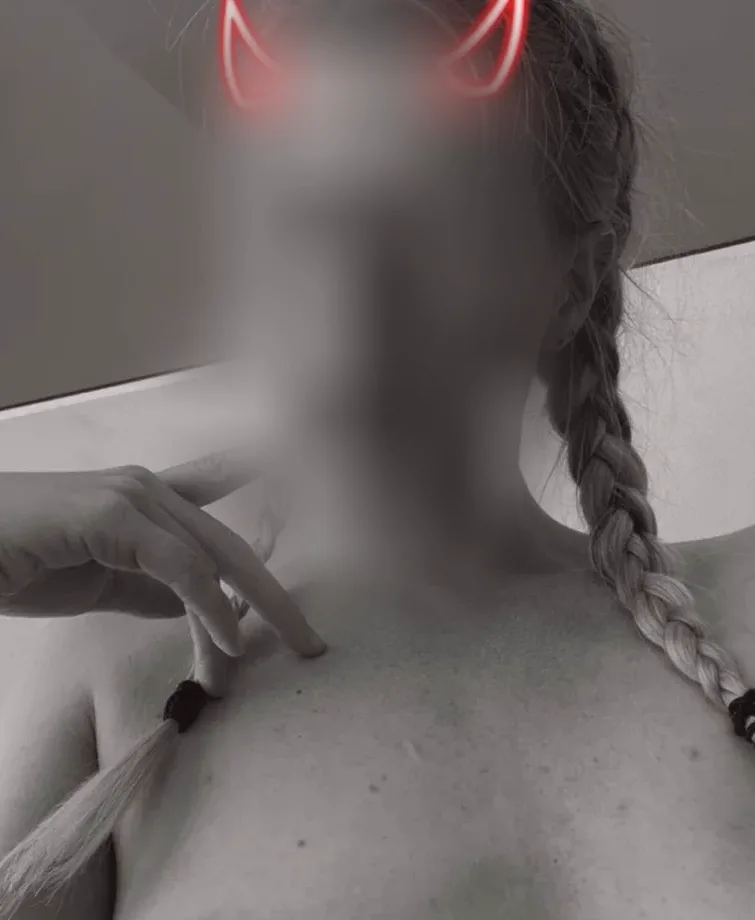 Simone, 32